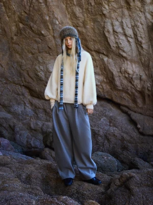 Bershka Sweter Z Szerokimi Rękawami Kobieta Kremowy