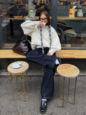 Bershka Sweter Z Szerokimi Rękawami Kobieta Kremowy