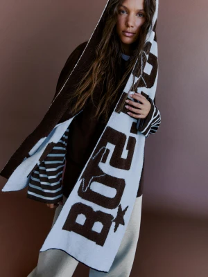 Bershka Szalik Z Dzianiny W Graficzny Wzór Kobieta Biały