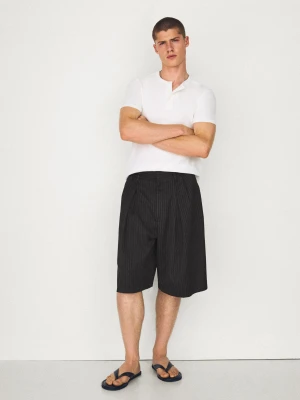Bershka Szerokie Bermudy W Prążki Z Zaszewkami Mężczyzna Czarny