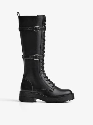 Bershka Sznurowane Kozaki Na Płaskiej Podeszwie Ze Sprzączkami Kobieta Czarny