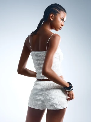 Bershka Szorty Z Gofrową Fakturą, Strukturalne Z Falbankami Kobieta Biały Złamany