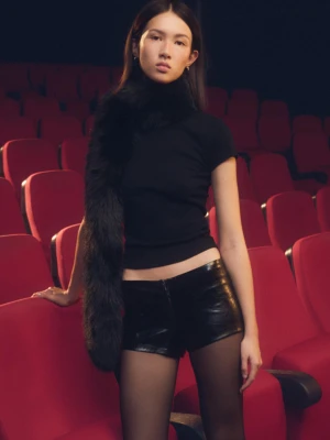 Bershka Szorty Ze Sztucznej Skóry Z Metalicznym Efektem Kobieta Czarny