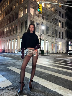 Bershka Szorty Ze Sztucznej Skóry Z Metalicznym Efektem Kobieta Srebrny