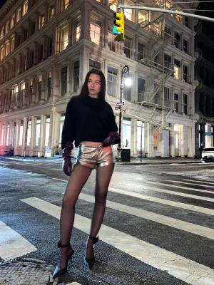 Bershka Szorty Ze Sztucznej Skóry Z Metalicznym Efektem Kobieta Srebrny