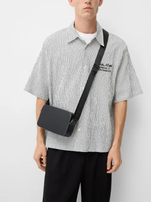 Bershka Sztywna Torebka Na Ramię Przypominająca Kuferek Mężczyzna Czarny