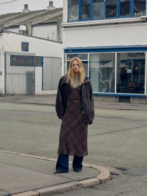 Bershka Szyfonowa Sukienka Midi Z Koronką Blonda Kobieta Brązowy