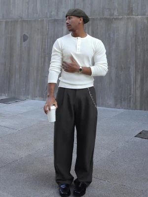 Bershka T-Shirt Z Fakturą I Półokrągłym Dekoltem Mężczyzna Biały Złamany