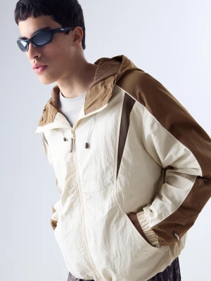 Bershka Techniczna Kurtka Z Kapturem Mężczyzna Brązowy