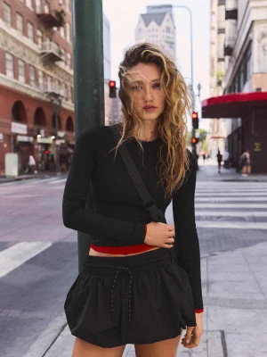 Bershka Techniczne Spódnicospodenki Mini Z Elastycznym Pasem Kobieta Czarny