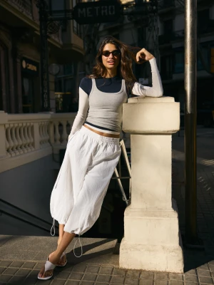 Bershka Techniczne Spodnie Capri Ze Stoperami Kobieta Biały