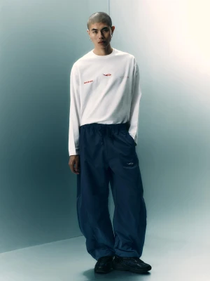 Bershka Techniczne Spodnie O Kroju Barrel Out Of Core Mężczyzna Ciemnoniebieski