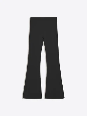 Bershka Spodnie O Kroju Flare Z Tkaniny Technicznej, Oddychające I Szybkoschnące Kobieta Czarny