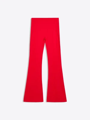 Bershka Spodnie O Kroju Flare Z Tkaniny Technicznej Oddychające & Szybkoschnące Kobieta Czerwony