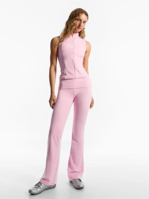 Bershka Techniczne Spodnie O Kroju Flare Z Podwiniętym Pasem Kobieta Cukierkowy Róż