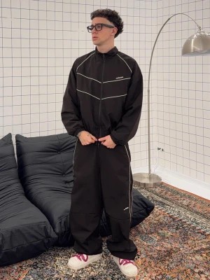 Bershka Techniczne Spodnie O Kroju Super Baggy Mężczyzna Czarny