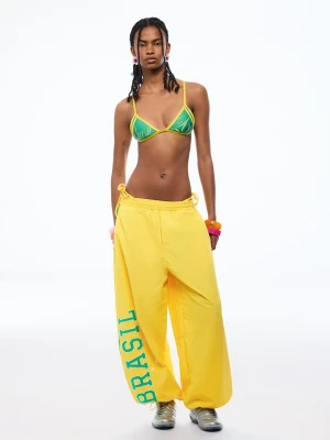Bershka Techniczne Spodnie Parachute Brazylia Fifa World Cup™ Kobieta Żółty