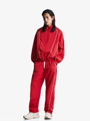 Bershka Techniczne Spodnie Sportowe O Kroju Baggy Mężczyzna Czerwony