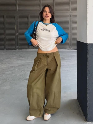 Bershka Techniczne Spodnie Z Zakładkami Kobieta Khaki