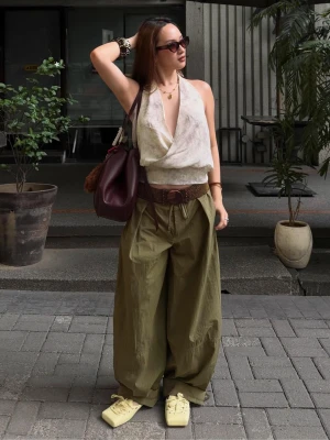 Bershka Techniczne Spodnie Z Zakładkami Kobieta Khaki