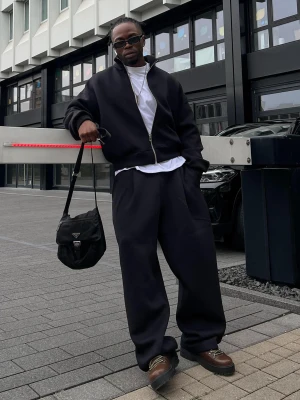 Bershka Techniczne Spodnie Z Zakładkami Mężczyzna Czarny