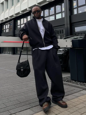 Bershka Techniczne Spodnie Z Zakładkami Mężczyzna Czarny