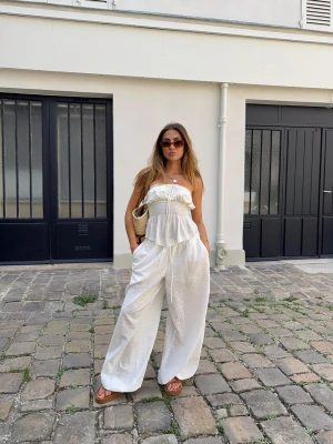 Bershka Top Bandeau Z Fakturą I Falbaną Kobieta Beżowy