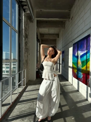 Bershka Top Bandeau Z Krepy Z Asymetrycznym Dołem Kobieta Kremowy