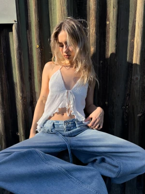 Bershka Top Na Ramiączkach Z Dekoltem Halter I Falbanami Kobieta Kremowy