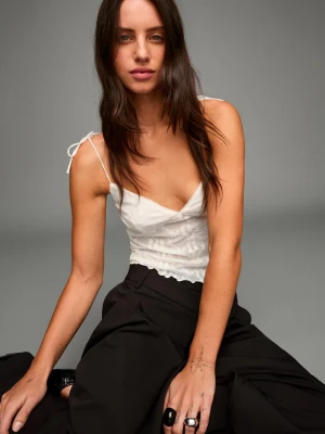 Bershka Top Na Ramiączkach Z Haftowanym Tiulem Kobieta Kremowy