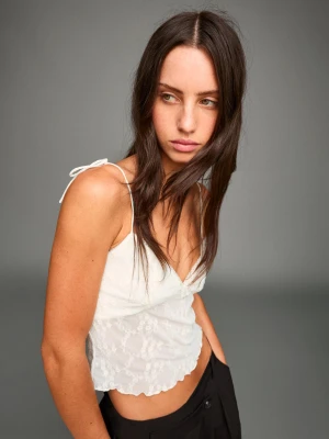 Bershka Top Na Ramiączkach Z Haftowanym Tiulem Kobieta Kremowy