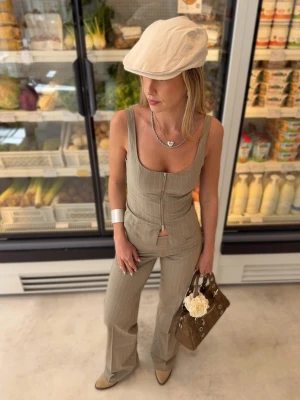 Bershka Top Na Ramiączkach Z Suwakiem Kobieta Khaki