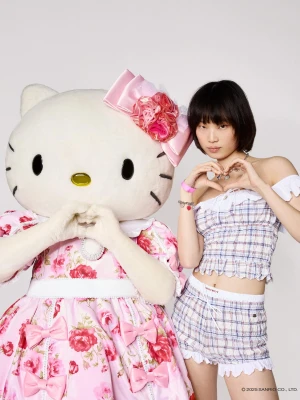 Bershka Top W Kratkę Z Koronkowym Wykończeniem Hello Kitty Kobieta Niebieski
