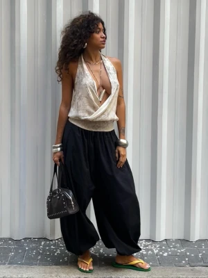 Bershka Top Z Dekoltem Halter Na Krzyż Kobieta Piaskowy