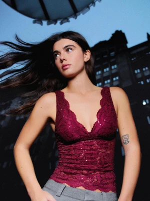 Bershka Top Z Dekoltem W Serek, Koronką I Cekinami Kobieta Rubinowy