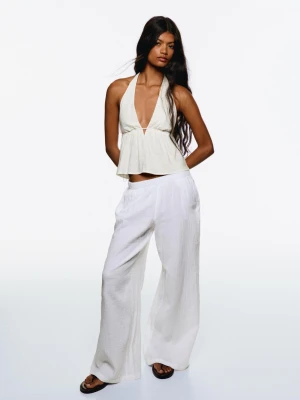 Bershka Top Z Mieszanki Lnu Z Dekoltem Halter Kobieta Biały
