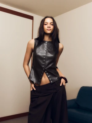 Bershka Top Ze Sztucznej Skóry Z Ćwiekami Kobieta Brązowy