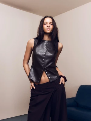 Bershka Top Ze Sztucznej Skóry Z Ćwiekami Kobieta Brązowy