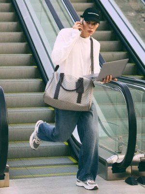Bershka Torba Podróżna Z Monogramem Mężczyzna Mieszanka Szarości