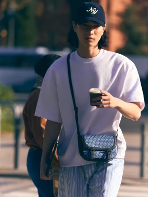 Bershka Torebka Crossbody Z Monogramem Mężczyzna Niebieski