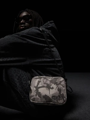 Bershka Torebka Crossbody Z Nadrukiem Mężczyzna Mieszanka Szarości