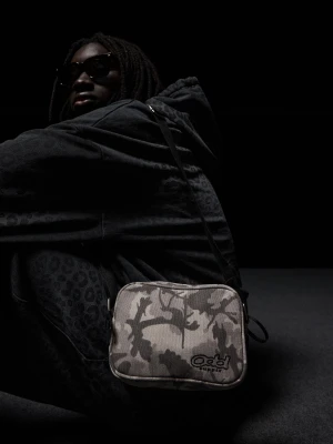 Bershka Torebka Crossbody Z Nadrukiem Mężczyzna Mieszanka Szarości