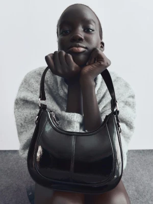 Bershka Torebka Na Ramię Z Efektem Lakierowanej Skóry Kobieta Czarny