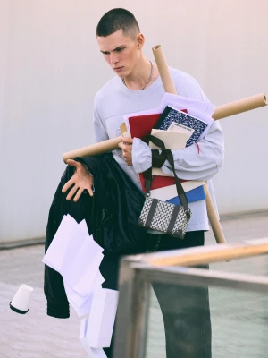 Bershka Torebka Pudełkowa Z Klamrami I Monogramem Mężczyzna Mieszanka Szarości