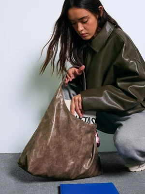 Bershka Torebka Z Efektem Lakieru Kobieta Ciemnobeżowy