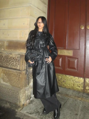 Bershka Trencz Ze Sztucznej Skóry Kobieta Czarny