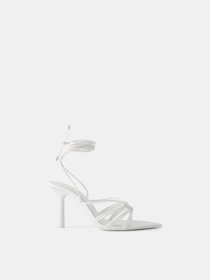 Bershka Wiązane Metaliczne Sandały Na Obcasie Kobieta Biały