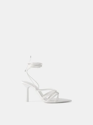 Bershka Wiązane Metaliczne Sandały Na Obcasie Kobieta Biały