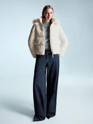 Bershka Wodoodporna Pikowana Kurtka Z Kapturem I Futrem Kobieta Piaskowy