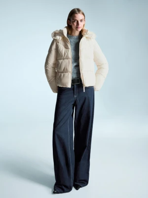 Bershka Wodoodporna Pikowana Kurtka Z Kapturem I Futrem Kobieta Piaskowy